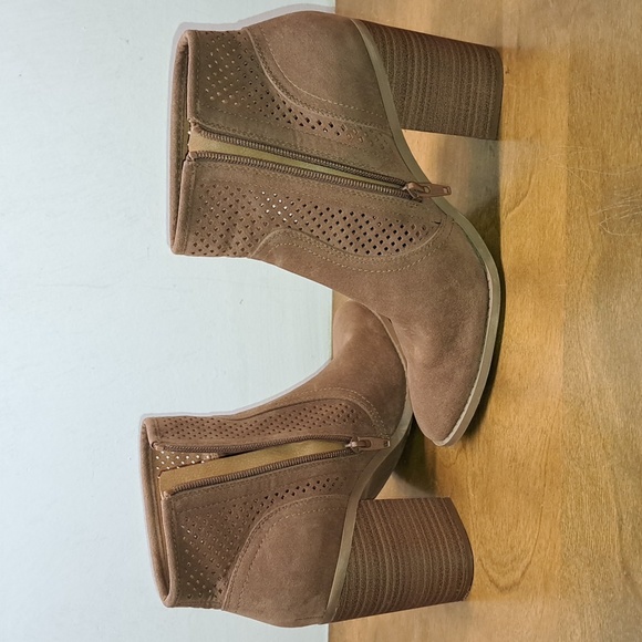 Universal Thread Crissy Microsuede Laser Cut Heeled Booties Taupe Women's Size 8 - Picture 4 of 6